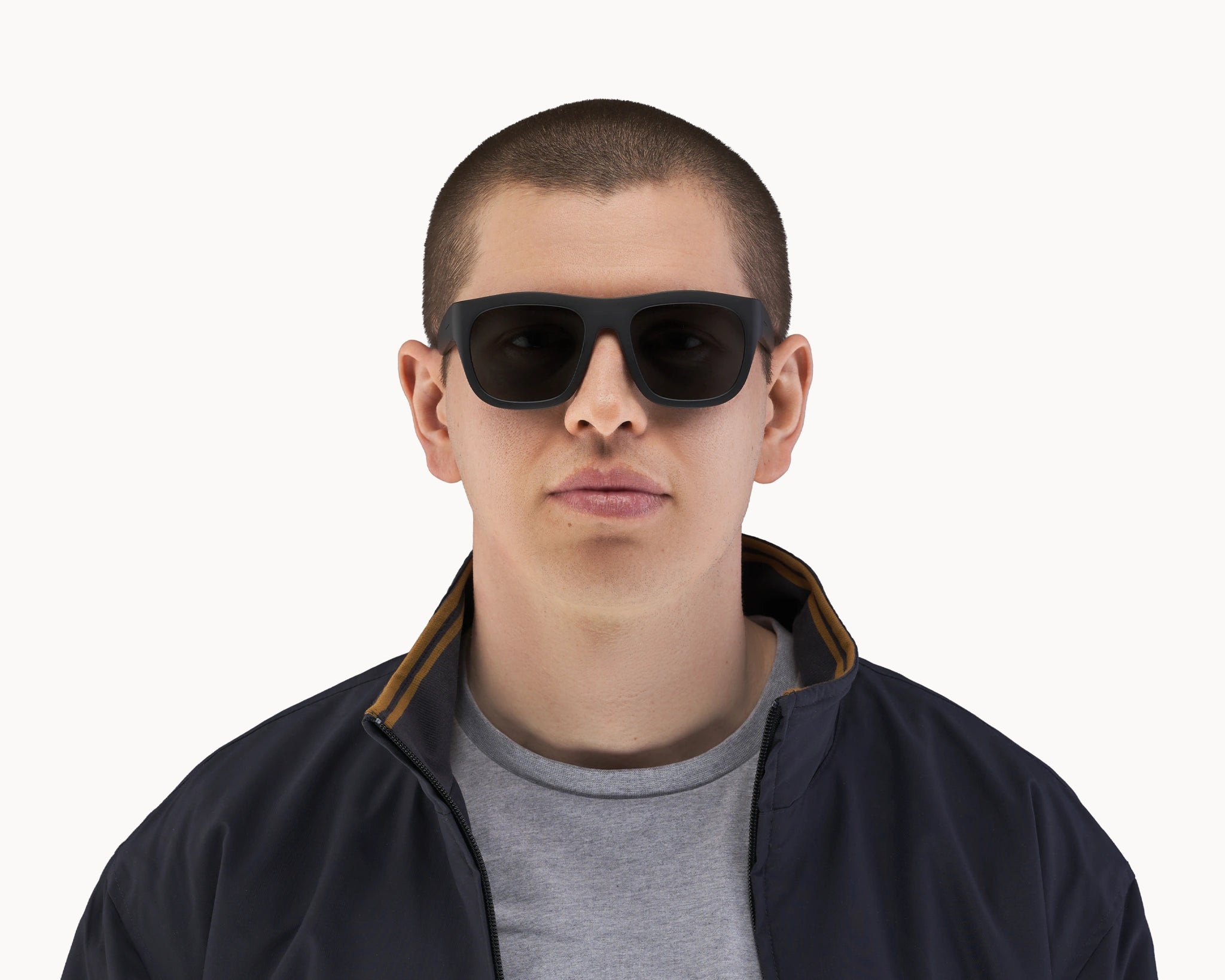 Mannlig modell med oversized Classic Ample bærekraftige sorte solbriller fra VIDAR EYEWEAR.