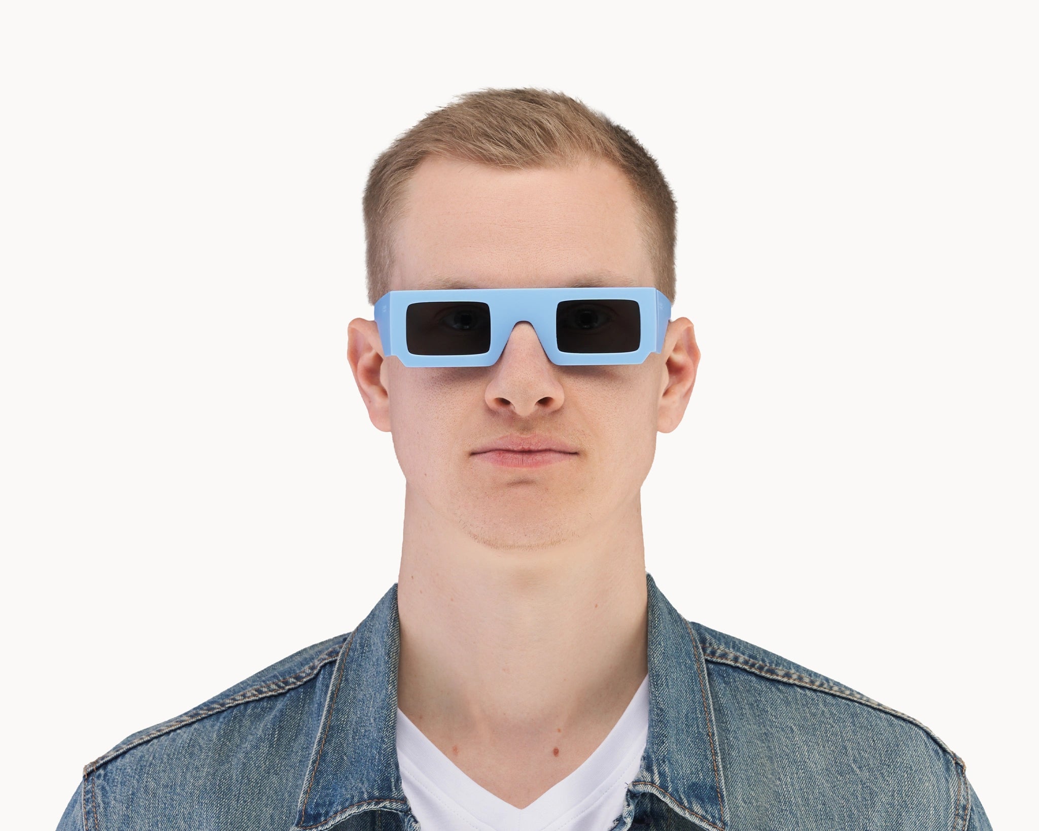 Mannlig modell med ikoniske 3D-inspirerte blå retro-solbriller fra VIDAR EYEWEAR.
