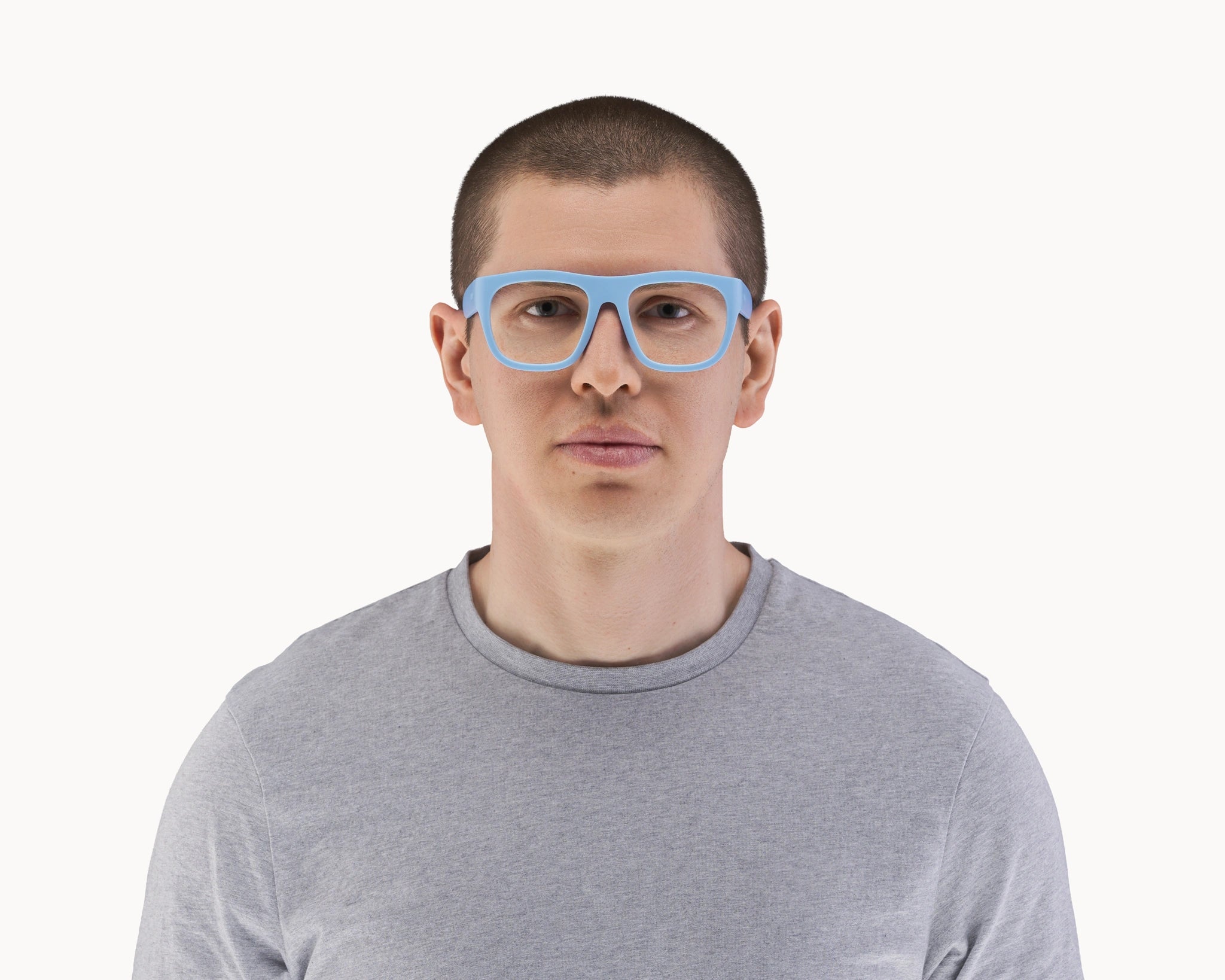 Mannlig modell med oversized Classic Ample bærekraftige blå briller fra VIDAR EYEWEAR.