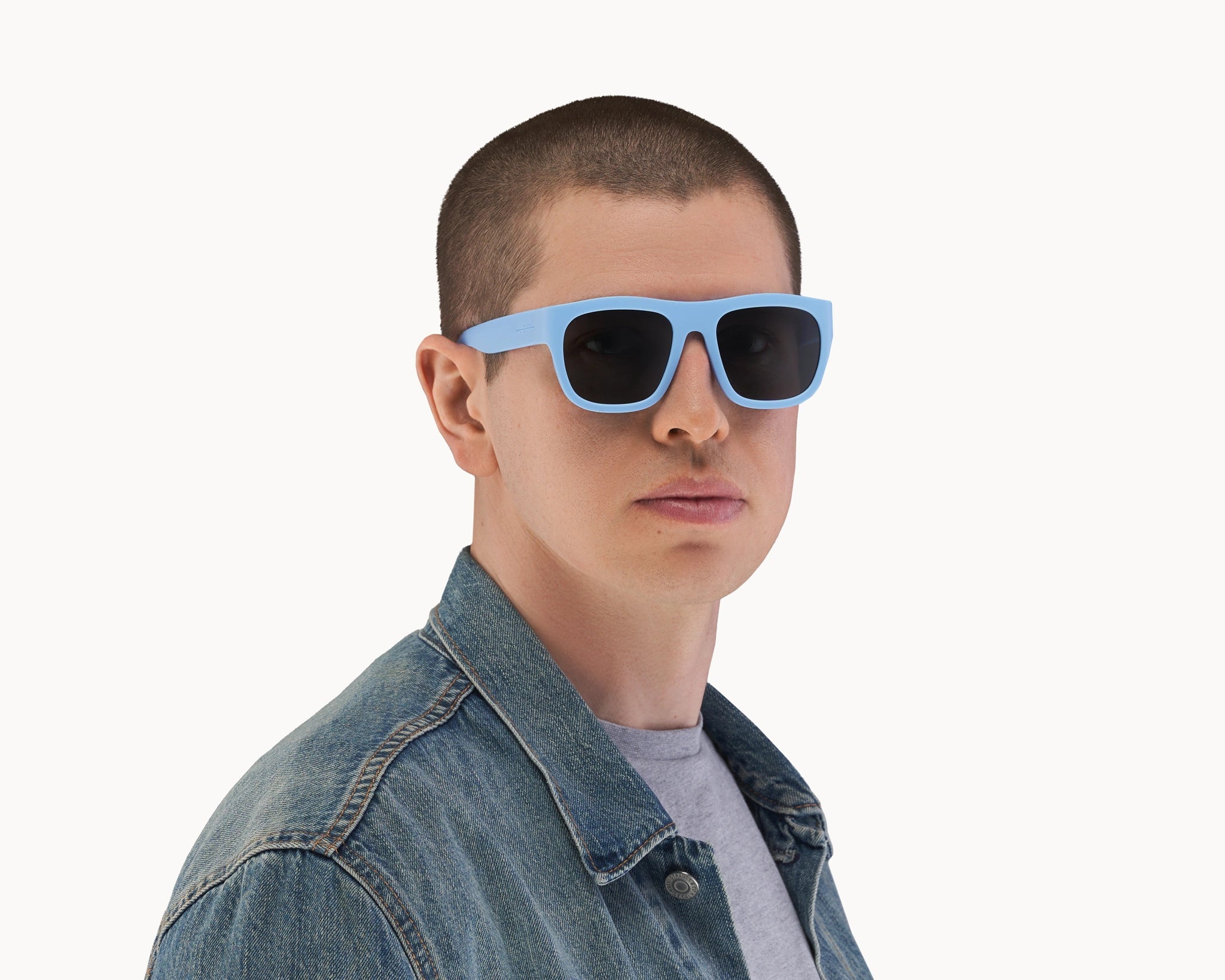 Mannlig modell med oversized Classic Ample bærekraftige blå solbriller fra VIDAR EYEWEAR.