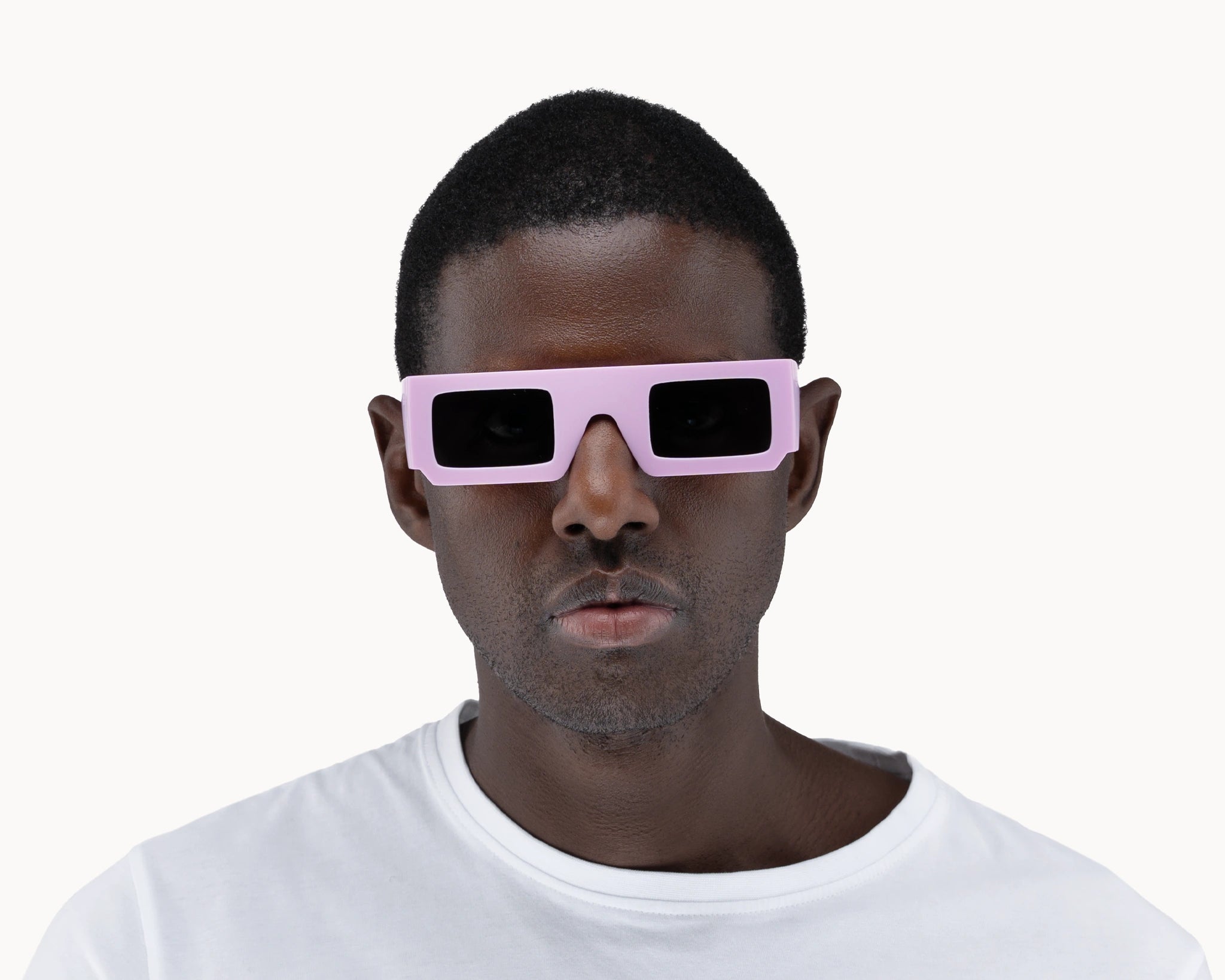 Mannlig modell med ikoniske 3D-inspirerte rosa retro-solbriller fra VIDAR EYEWEAR.