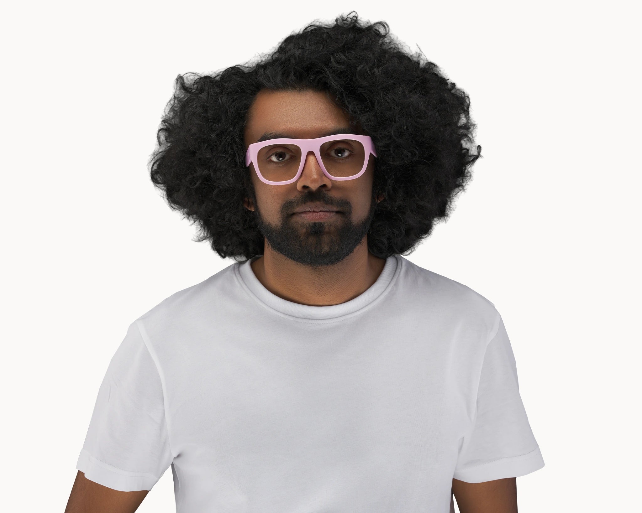 Mannlig modell med oversized Classic Ample bærekraftige rosa briller fra VIDAR EYEWEAR.