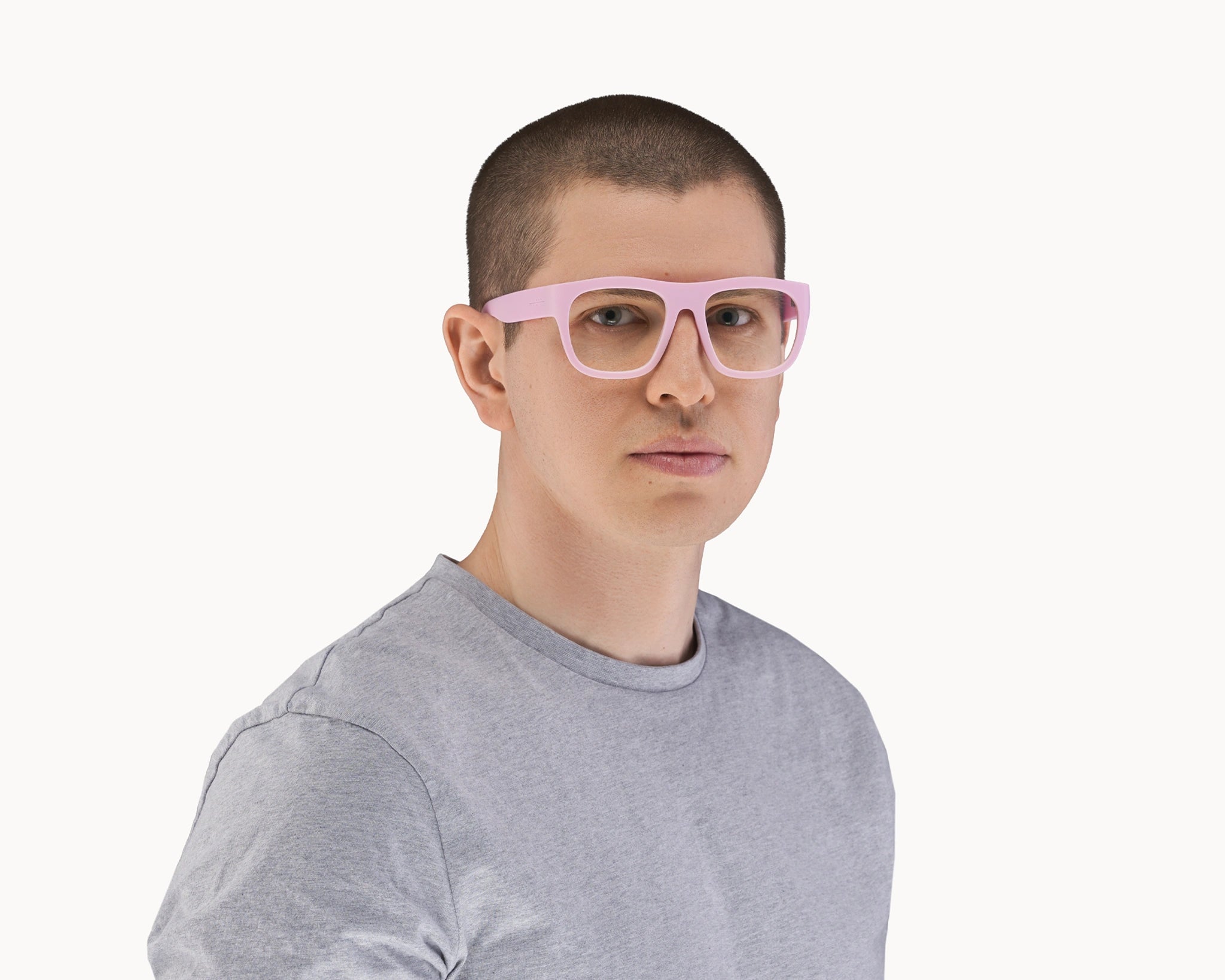 Mannlig modell med oversized Classic Ample bærekraftige rosa briller fra VIDAR EYEWEAR.