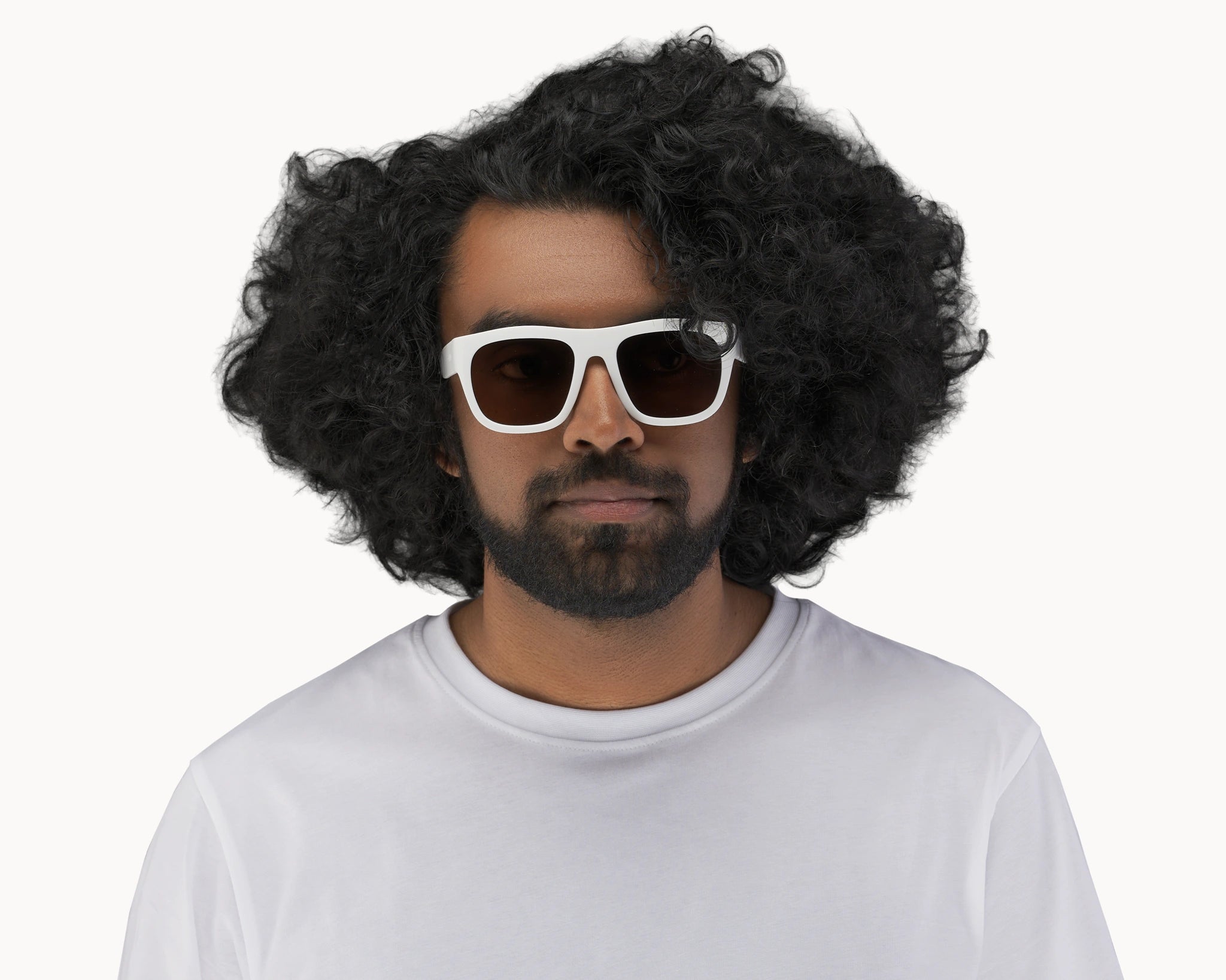Mannlig modell med oversized Classic Ample bærekraftige hvite solbriller fra VIDAR EYEWEAR.