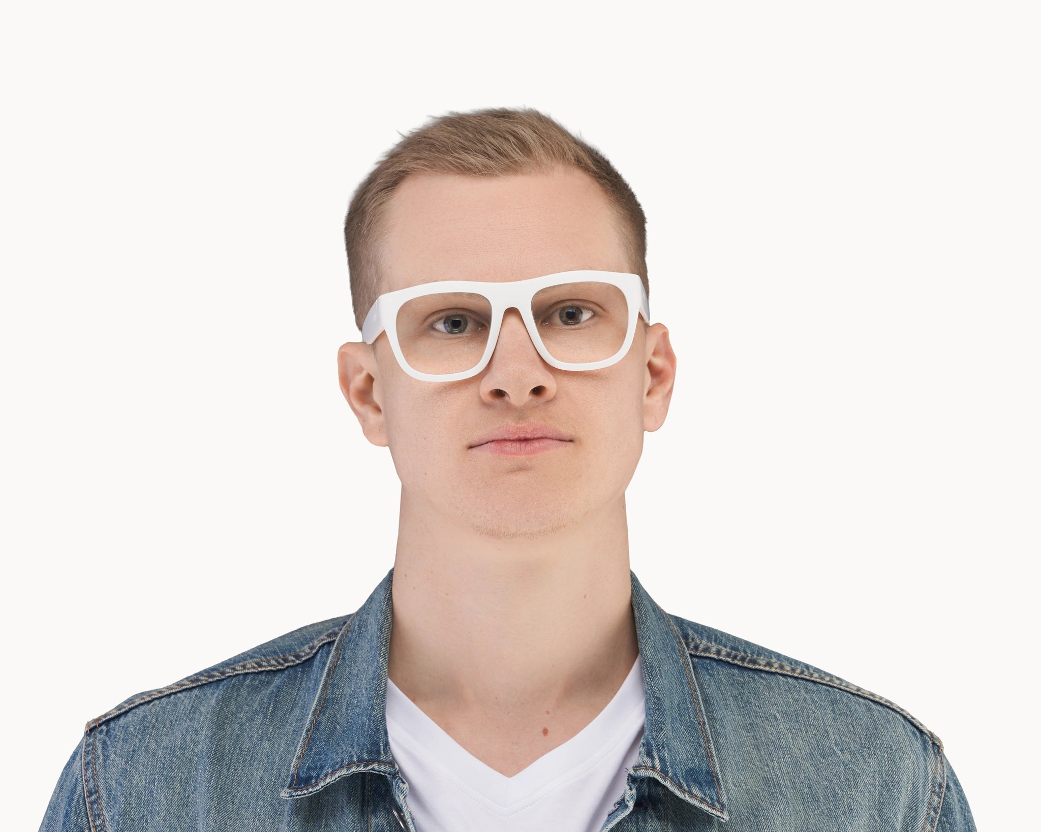 Mannlig modell med oversized Classic Ample bærekraftige hvite briller fra VIDAR EYEWEAR.