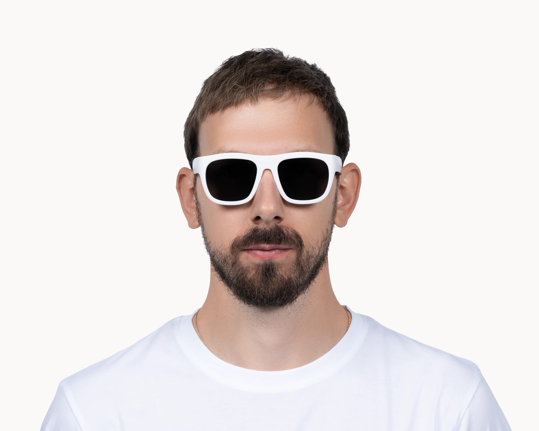 Mannlig modell med oversized Classic Ample bærekraftige hvite solbriller fra VIDAR EYEWEAR.
