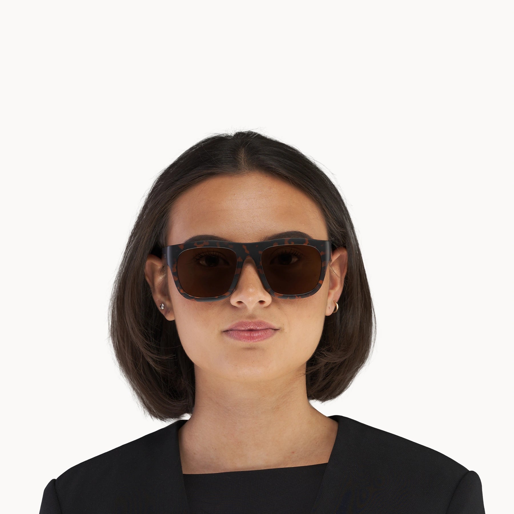 Kvinnelig modell med oversized Classic Ample bærekraftige tortoise solbriller fra VIDAR EYEWEAR.