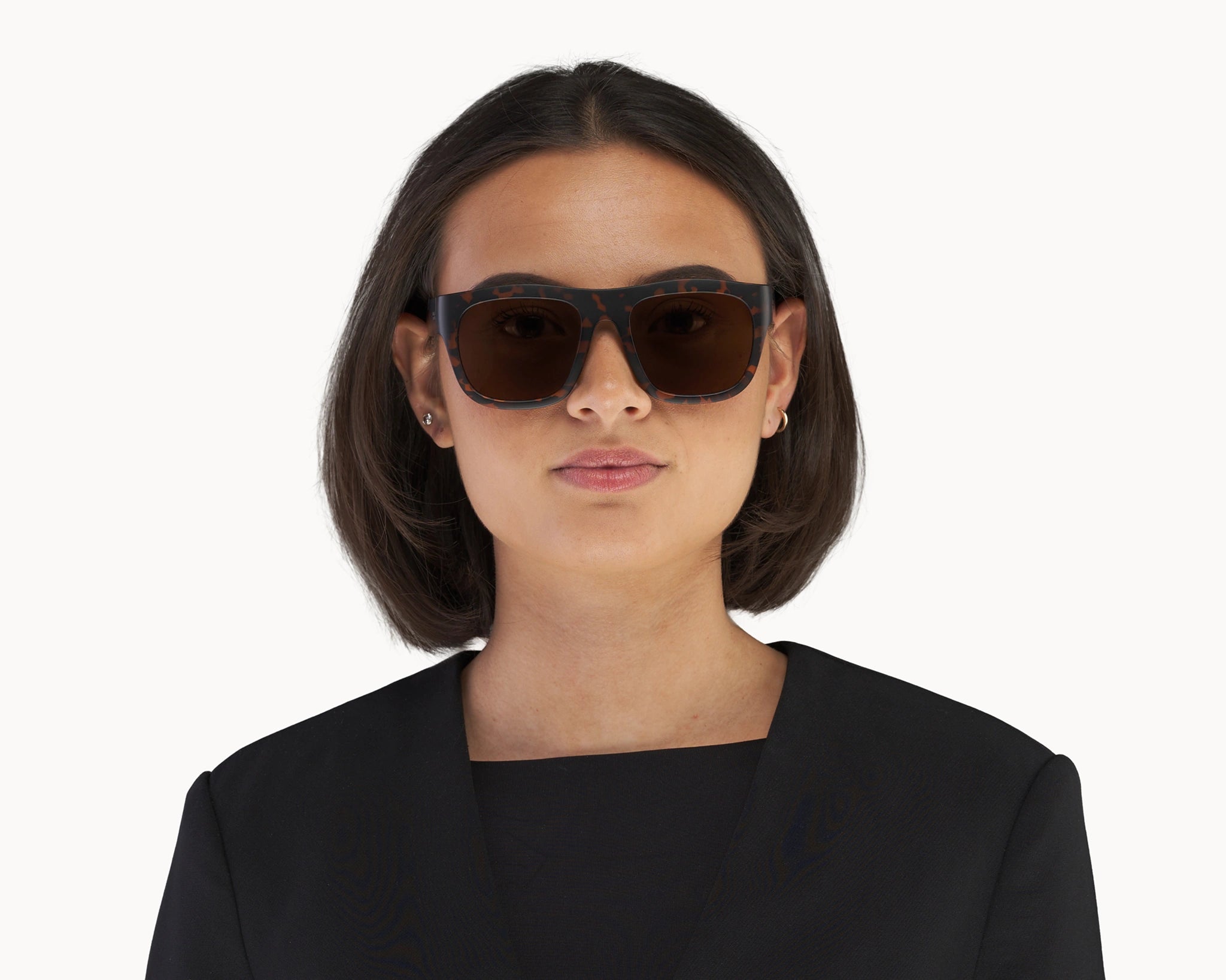 Kvinnelig modell med oversized Classic Ample bærekraftige tortoise solbriller fra VIDAR EYEWEAR.