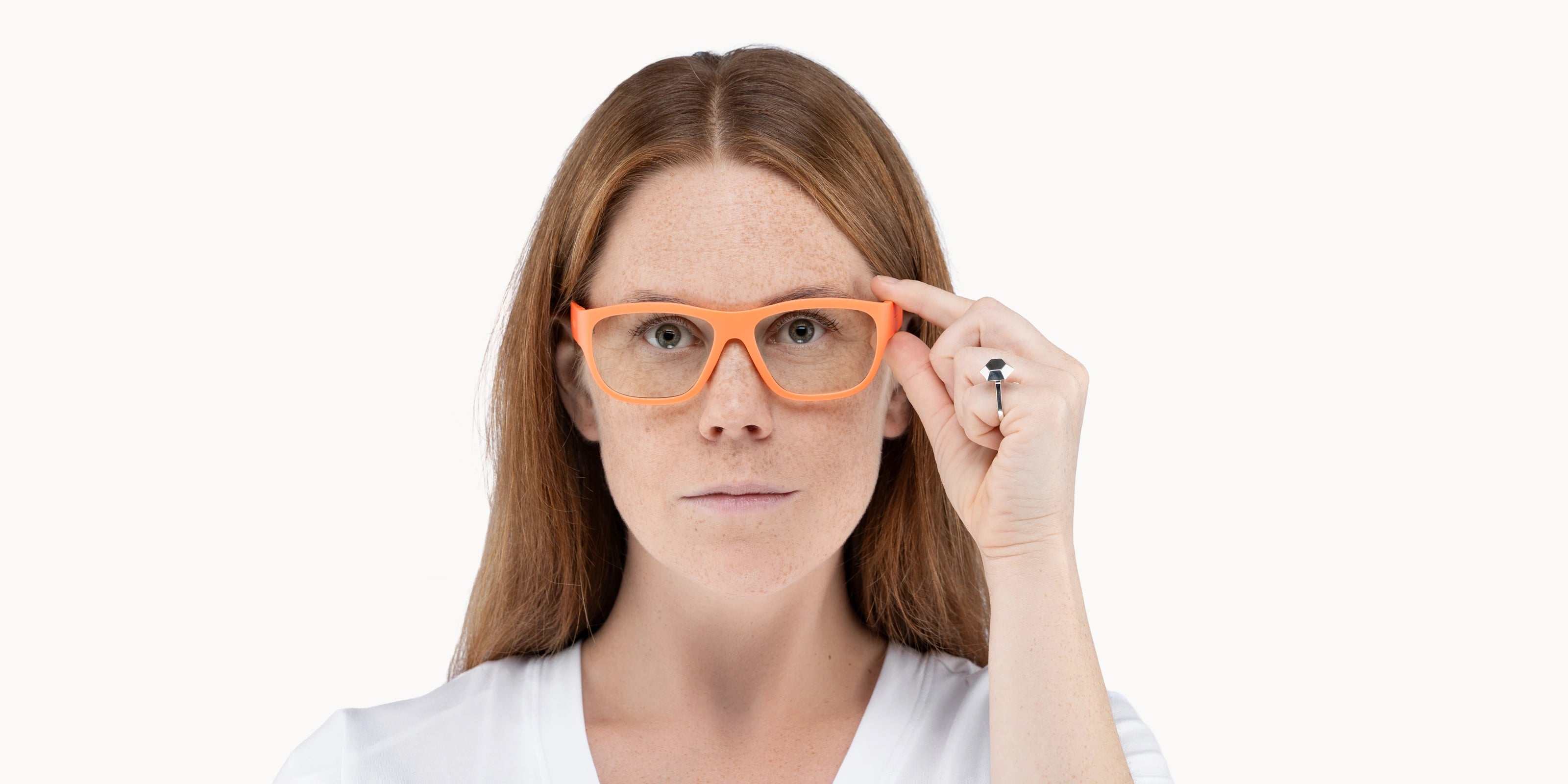 Kvinnelig modell med rødt hår og Classic Petit briller designet i Norge av VIDAR EYEWEAR.