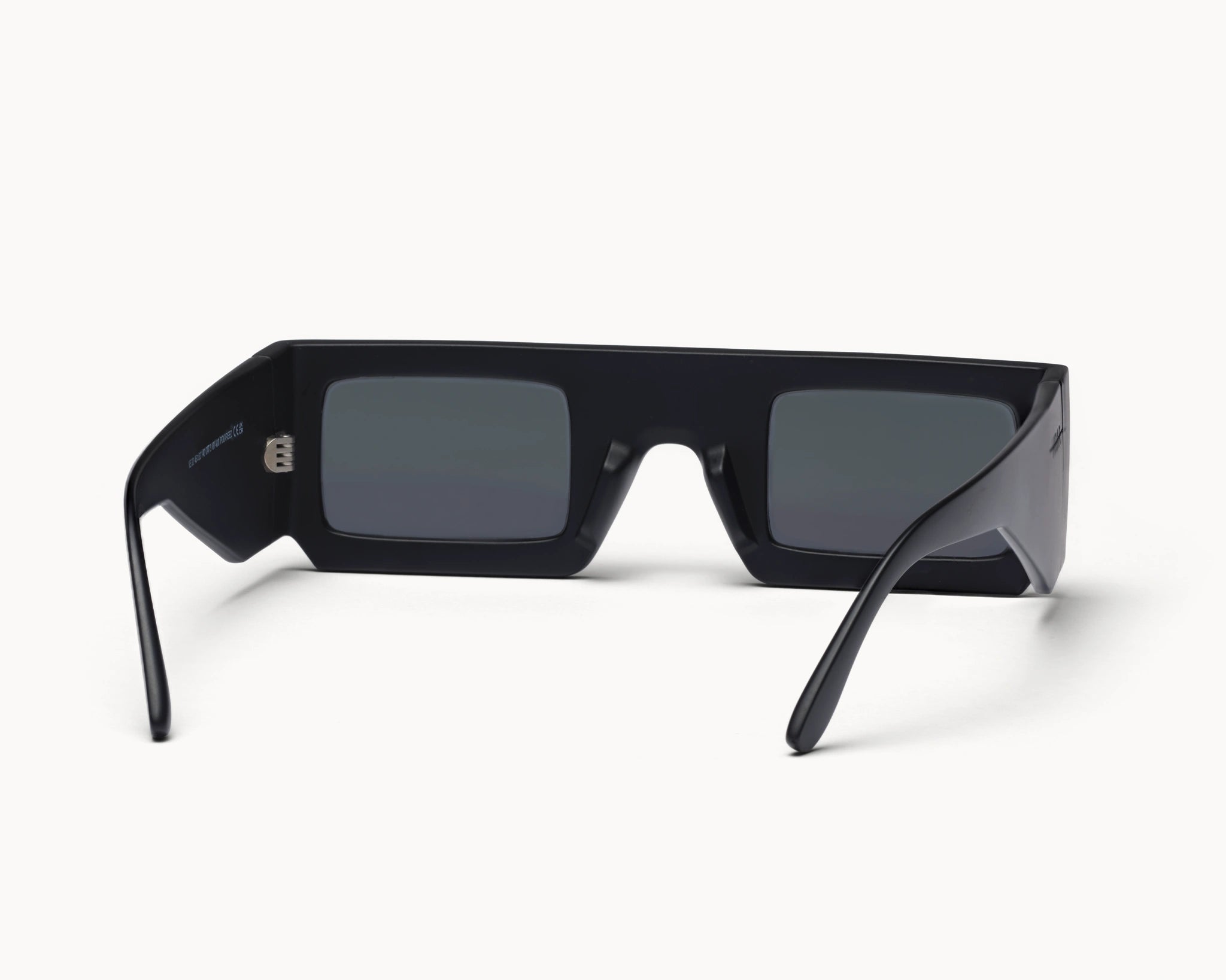 3D Nordic - sorte retro oversized solbriller fra VIDAR EYEWEAR inspirert av den ikoniske 3D-IMAX - laget av bærekraftige materialer - innvendig visning.