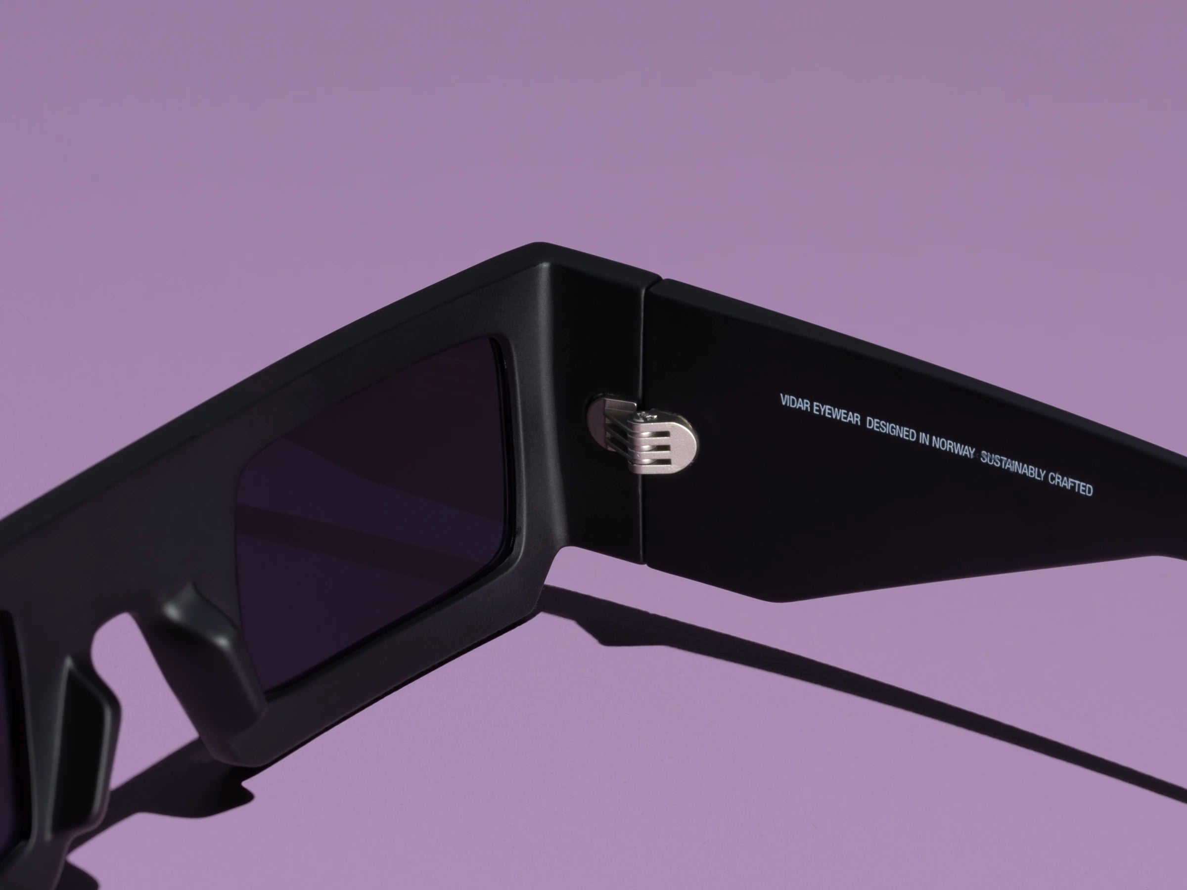 3D Nordic med sjusylinders hengsler - som sikrer god passform - solid holdbarhet og slarkefrie stenger fra VIDAR EYEWEAR.