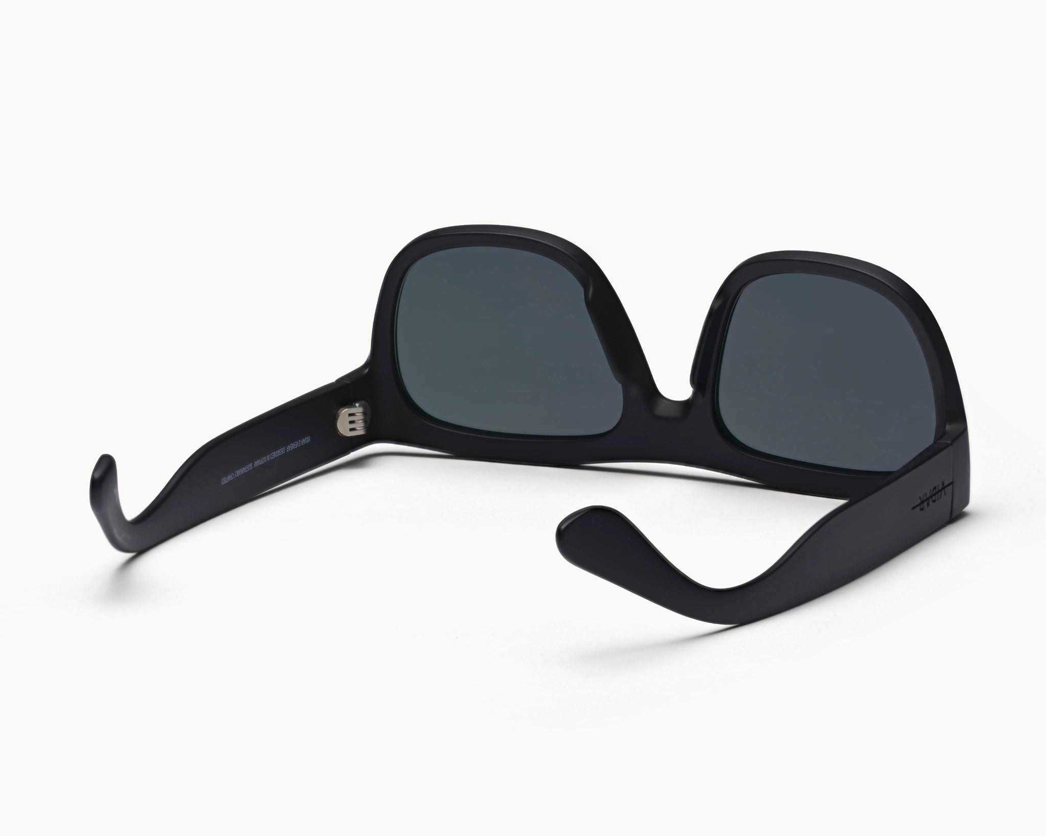 Bærekraftige Classic Ample oversized sorte solbriller fra VIDAR EYEWEAR med grå glass