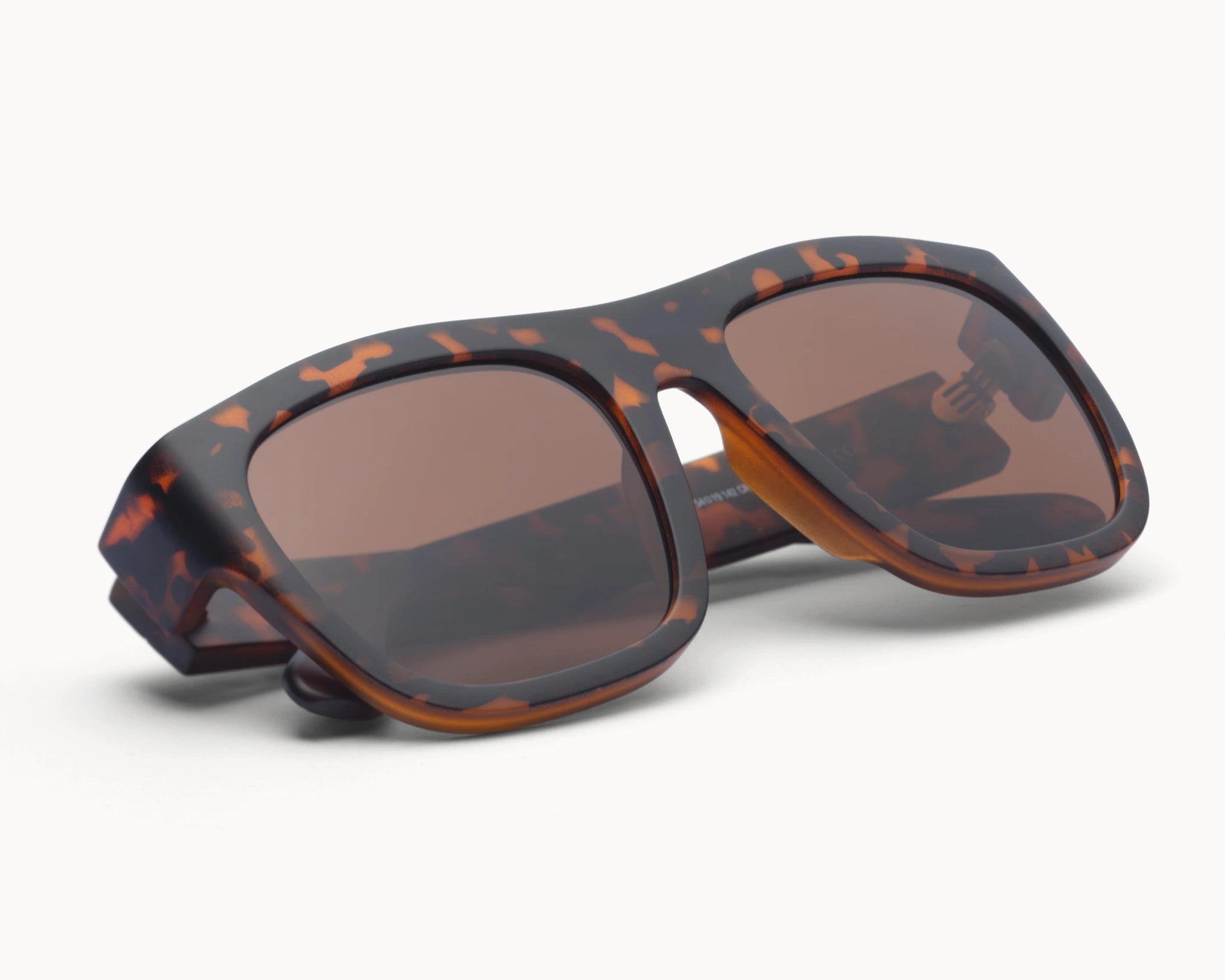 Bærekraftige Classic Ample oversized tortoise solbriller fra VIDAR EYEWEAR med brune glass