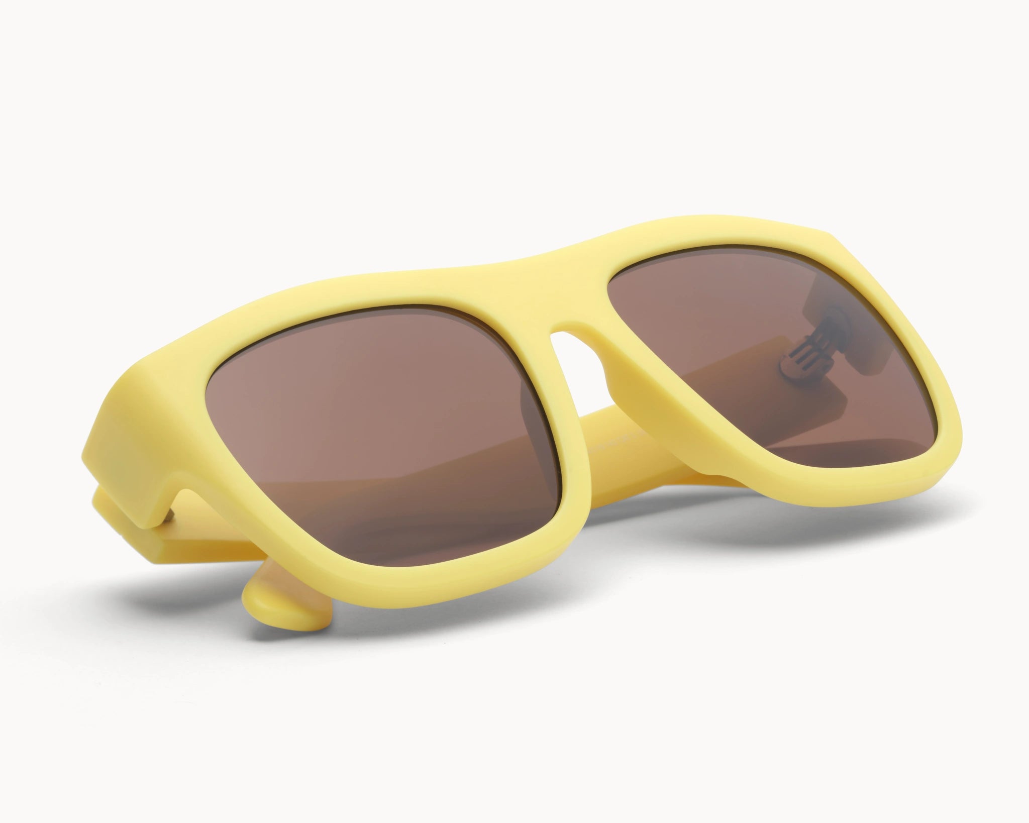 Bærekraftige Classic Ample oversized gule solbriller fra VIDAR EYEWEAR med brune glass
