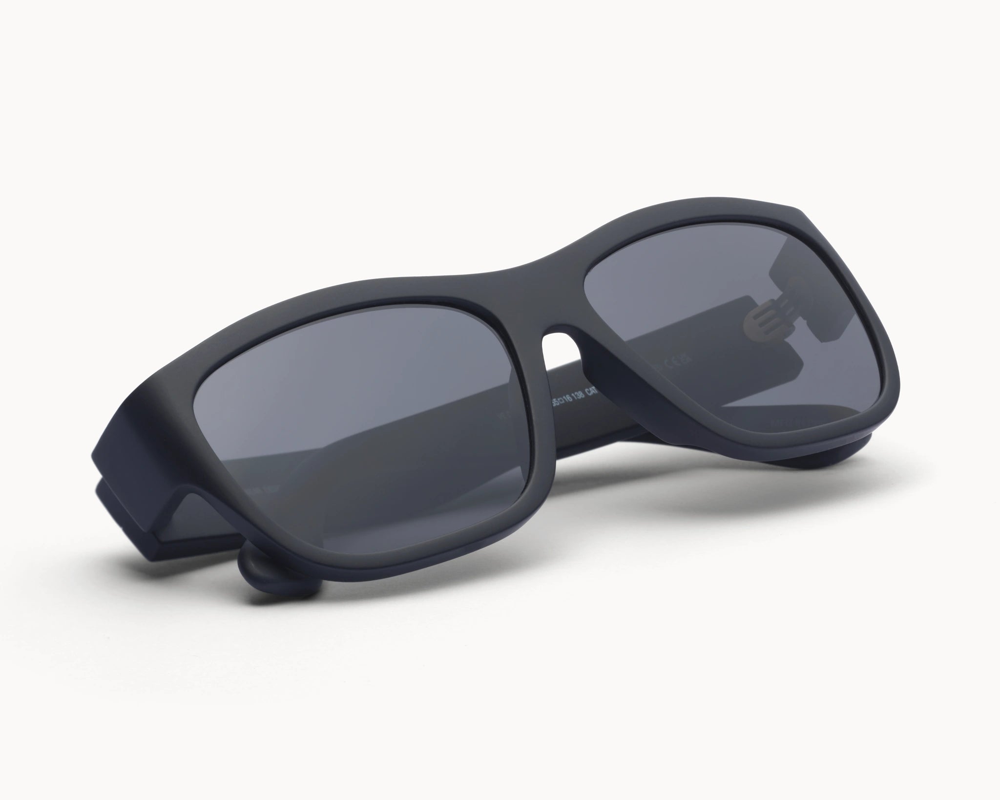 VIDAR EYEWEARs sofistikerte og bærekraftige Classic Petit solbriller i sort med grå glass