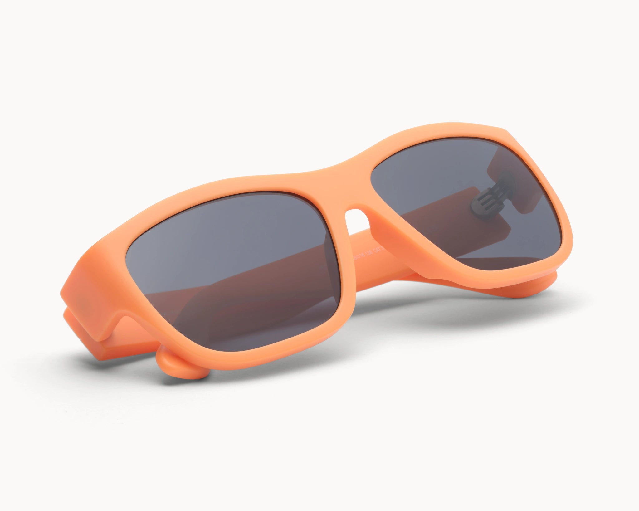 VIDAR EYEWEARs sofistikerte og bærekraftige Classic Petit solbriller i oransje med grå glass