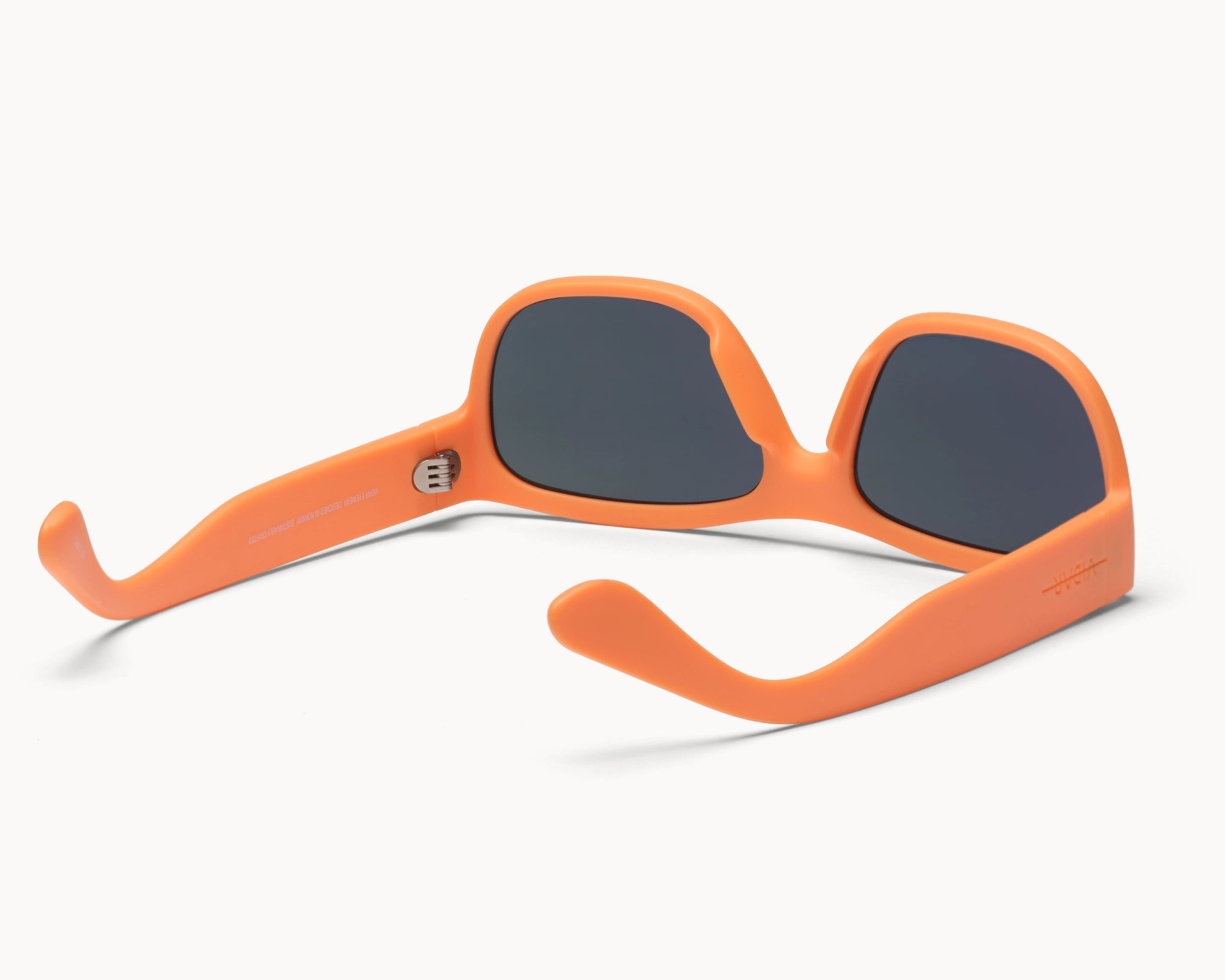 VIDAR EYEWEARs sofistikerte og bærekraftige Classic Petit solbriller i oransje med grå glass
