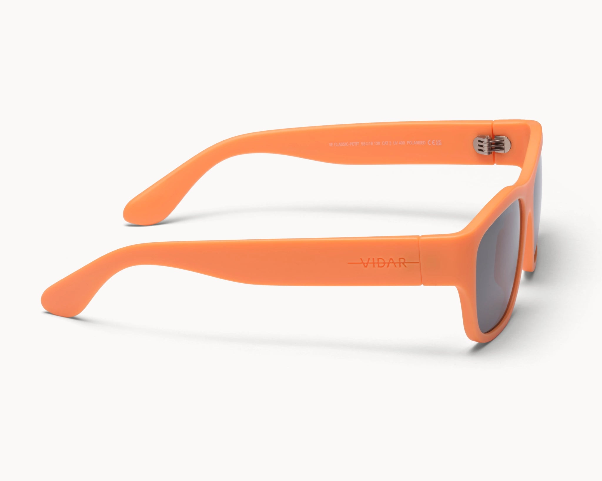 VIDAR EYEWEARs sofistikerte og bærekraftige Classic Petit solbriller i oransje med grå glass