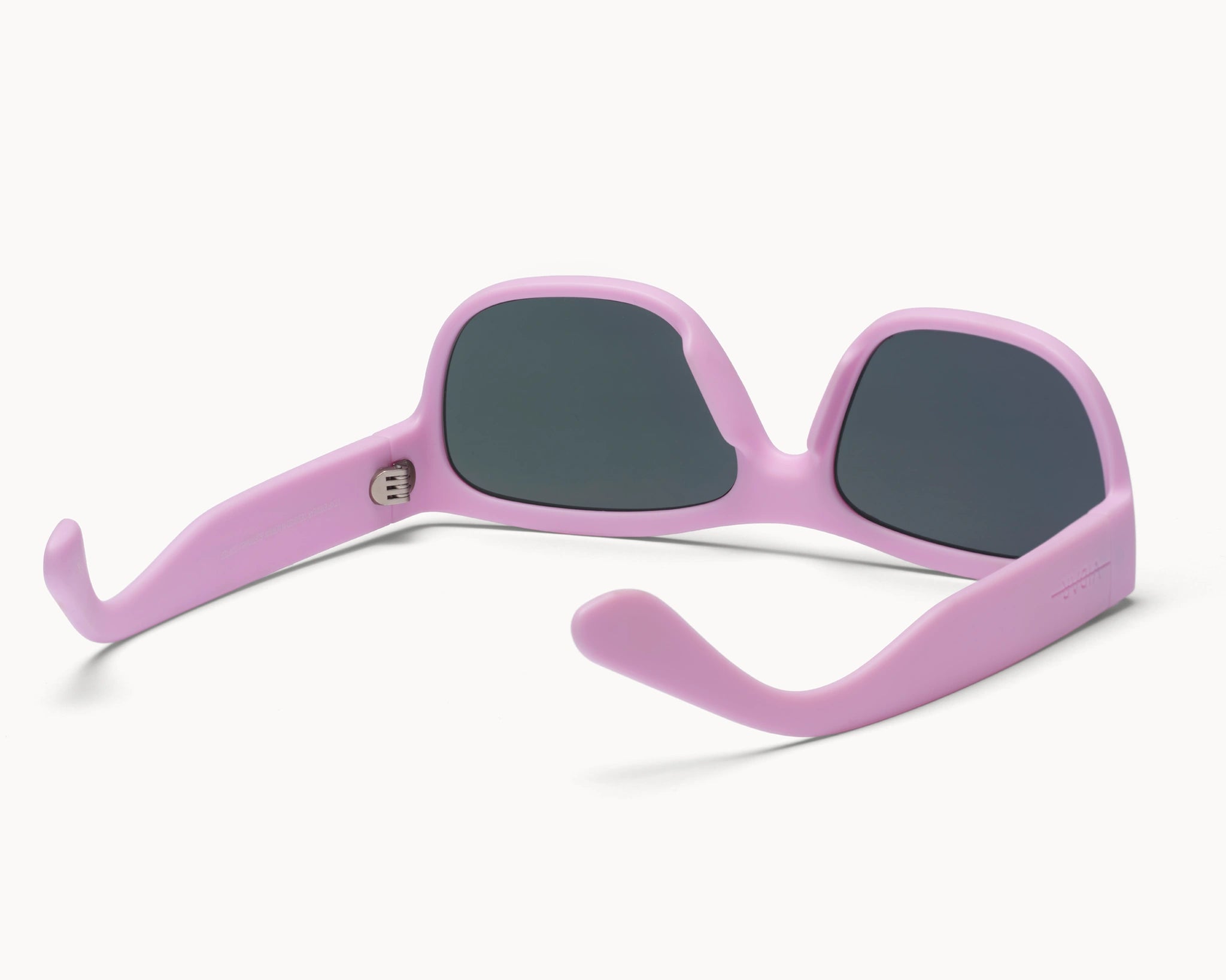 VIDAR EYEWEARs sofistikerte og bærekraftige Classic Petit solbriller i rosa med grå glass