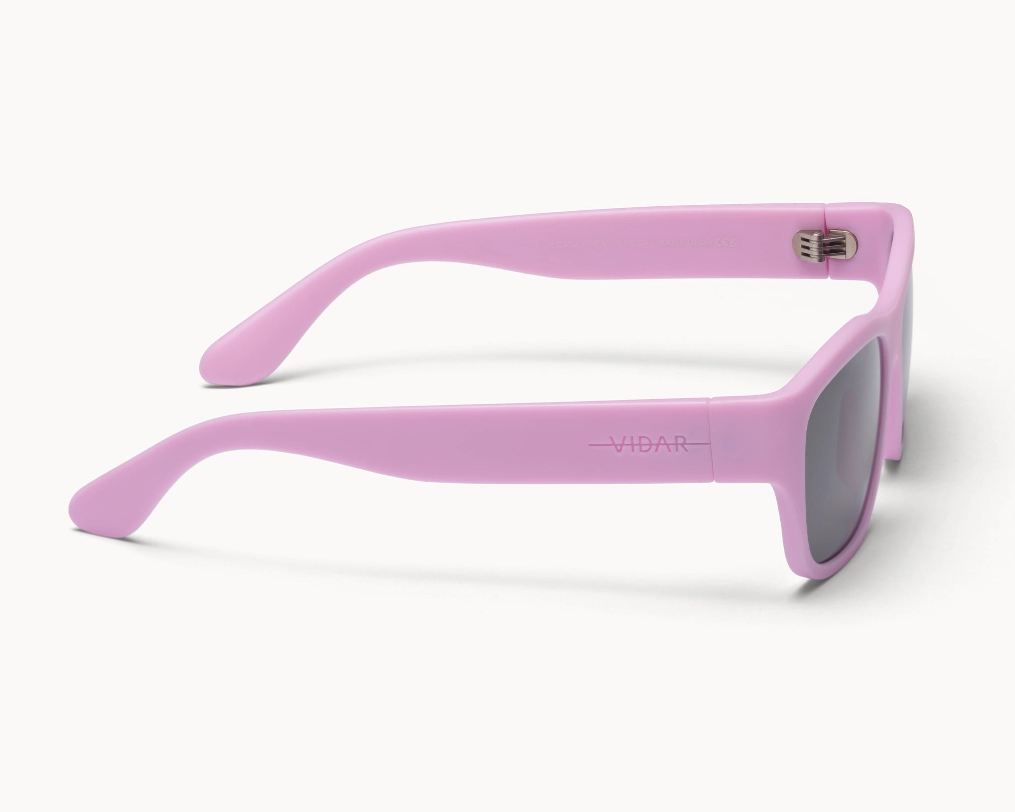 VIDAR EYEWEARs sofistikerte og bærekraftige Classic Petit solbriller i rosa med grå glass