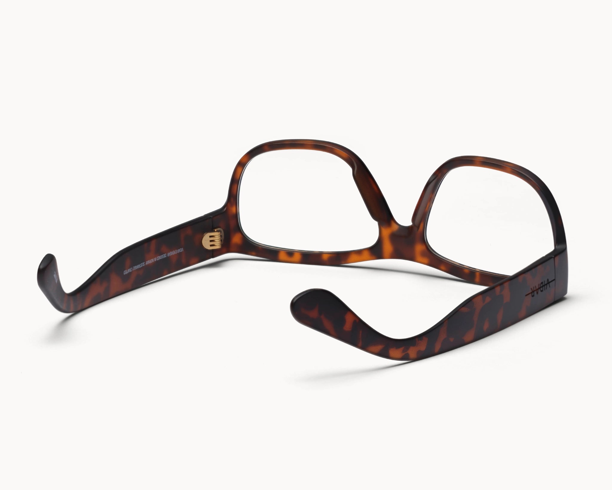 VIDAR EYEWEARs sofistikerte og bærekraftige Classic Petit briller i tortoise med klare glass