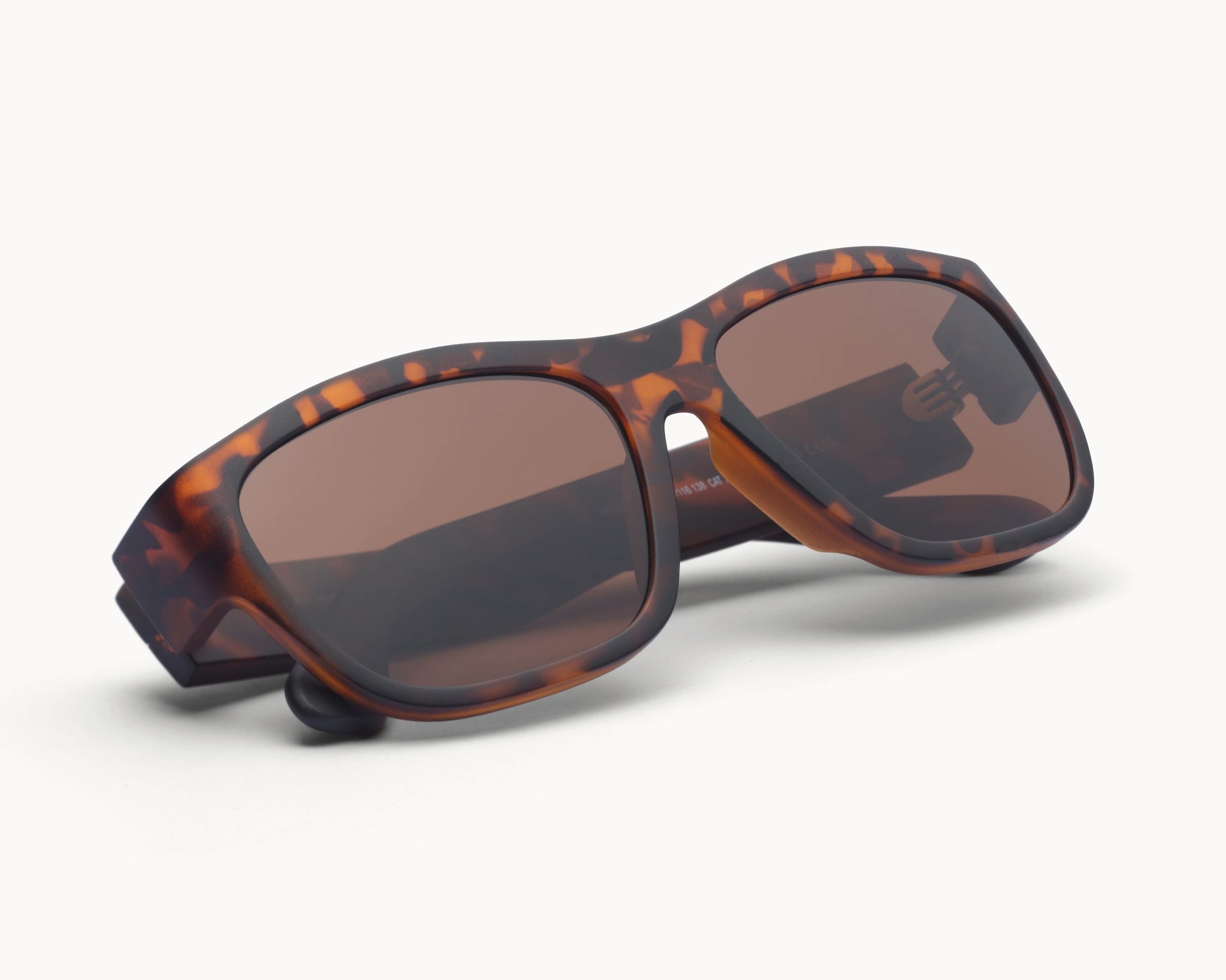 VIDAR EYEWEARs sofistikerte og bærekraftige Classic Petit solbriller i tortoise med brune glass