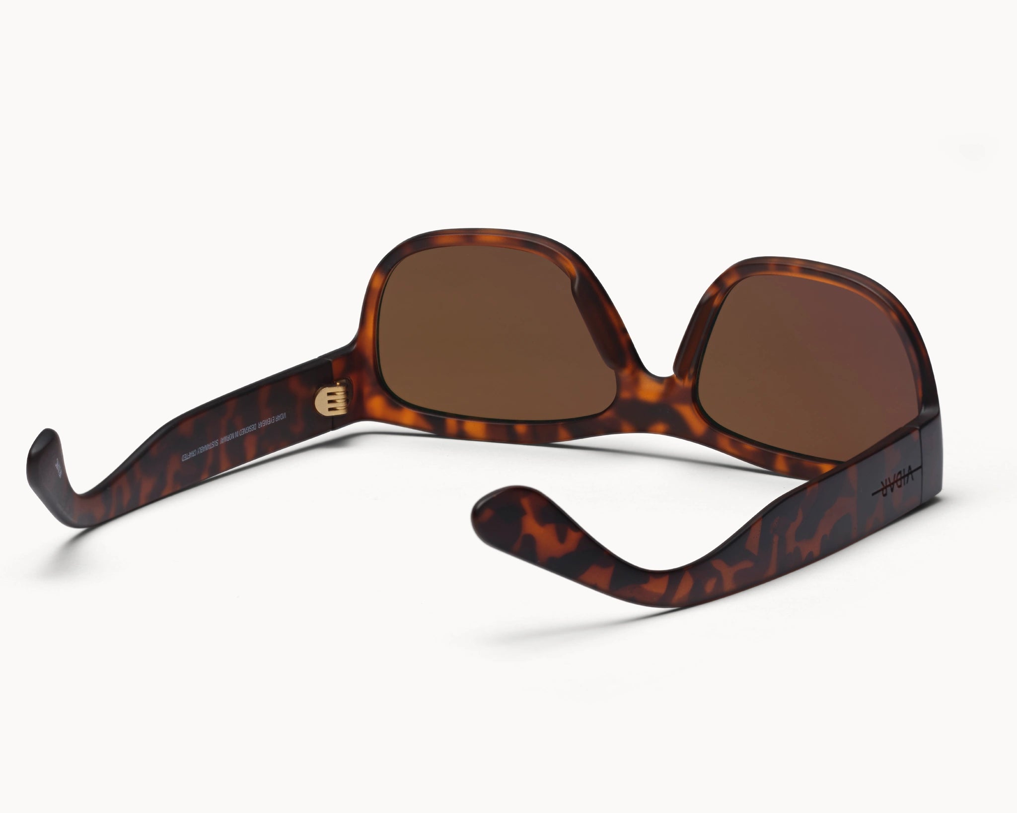 VIDAR EYEWEARs sofistikerte og bærekraftige Classic Petit solbriller i tortoise med brune glass
