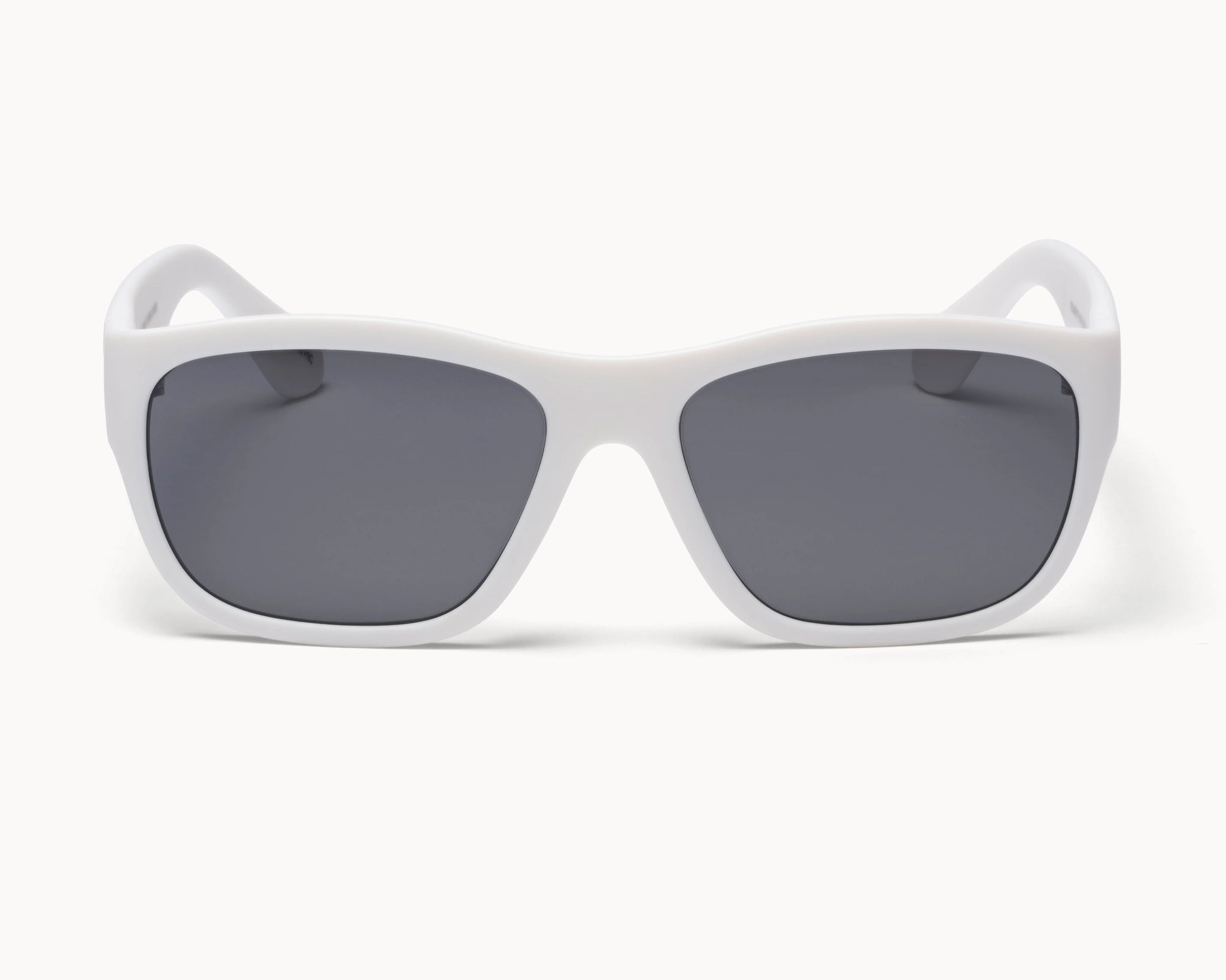 VIDAR EYEWEARs sofistikerte og bærekraftige Classic Petit solbriller i hvit med grå glass