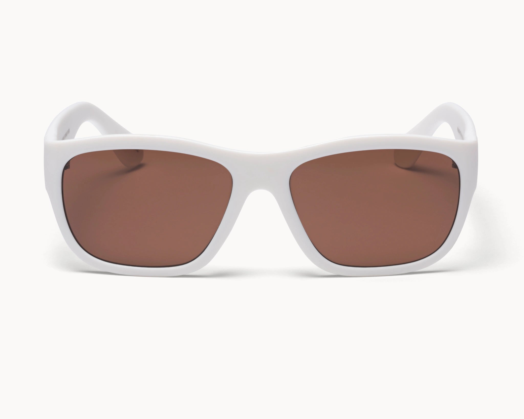 VIDAR EYEWEARs sofistikerte og bærekraftige Classic Petit solbriller i hvit med brune glass