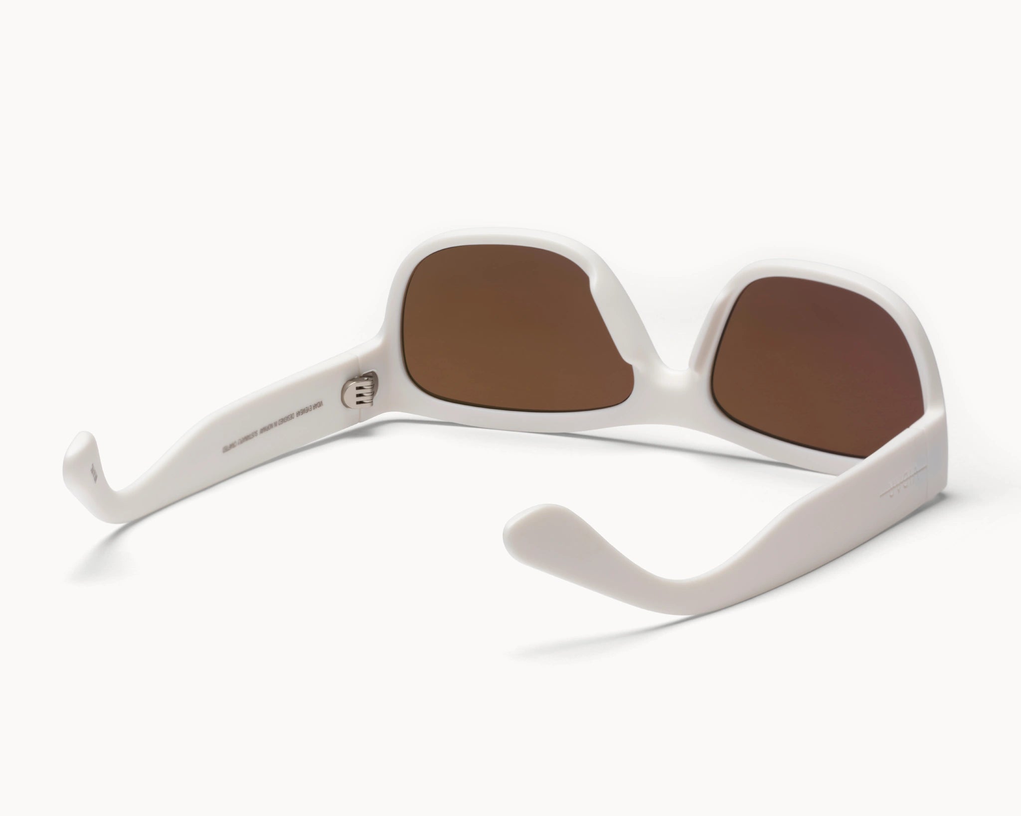 VIDAR EYEWEARs sofistikerte og bærekraftige Classic Petit solbriller i hvit med brune glass