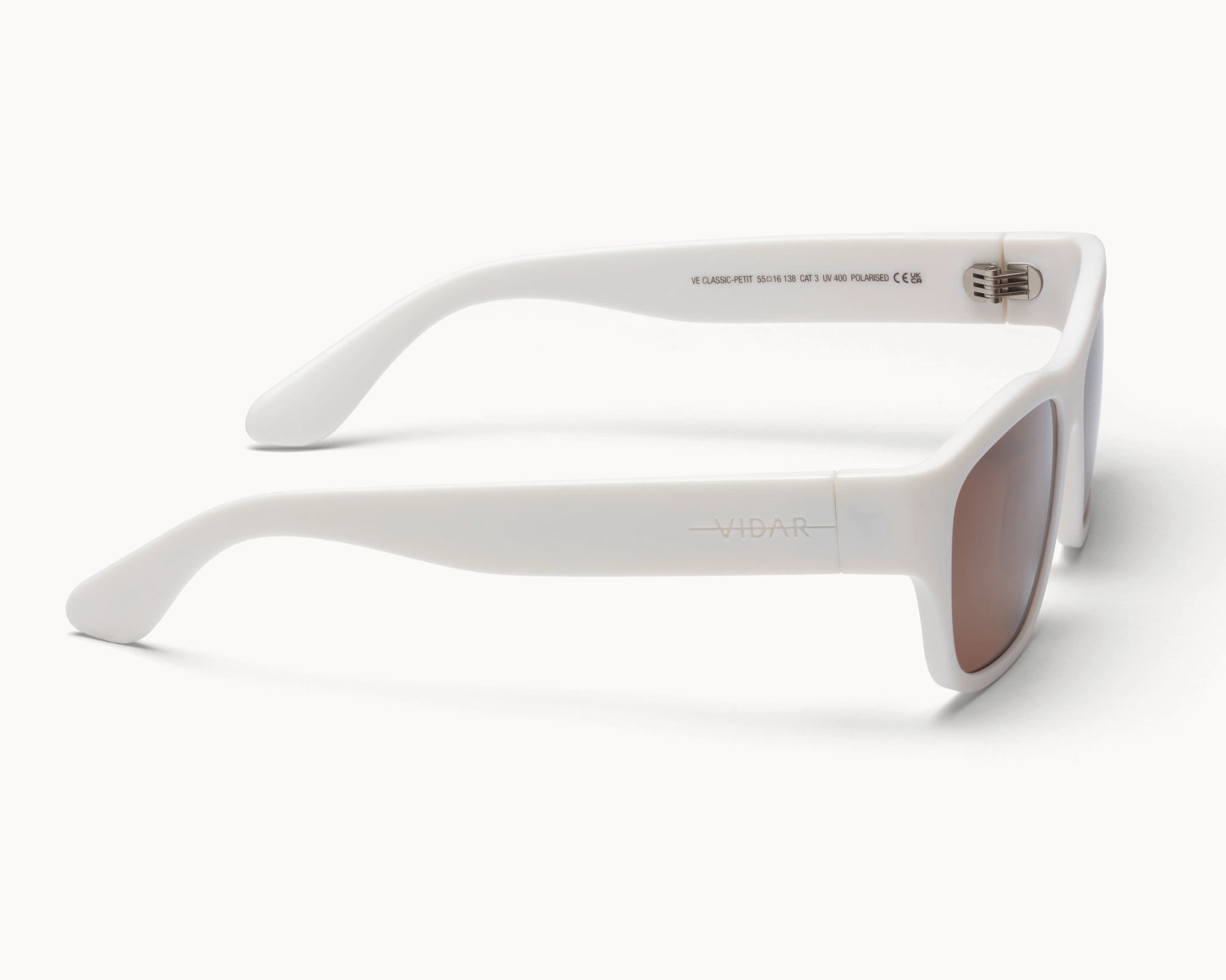 VIDAR EYEWEARs sofistikerte og bærekraftige Classic Petit solbriller i hvit med brune glass