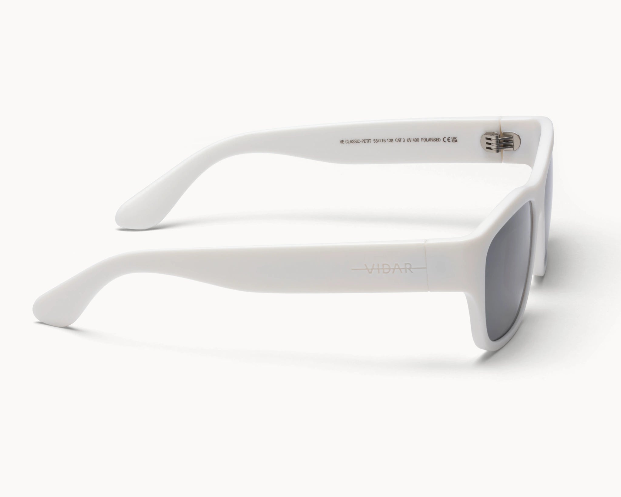 VIDAR EYEWEARs sofistikerte og bærekraftige Classic Petit solbriller i hvit med grå glass