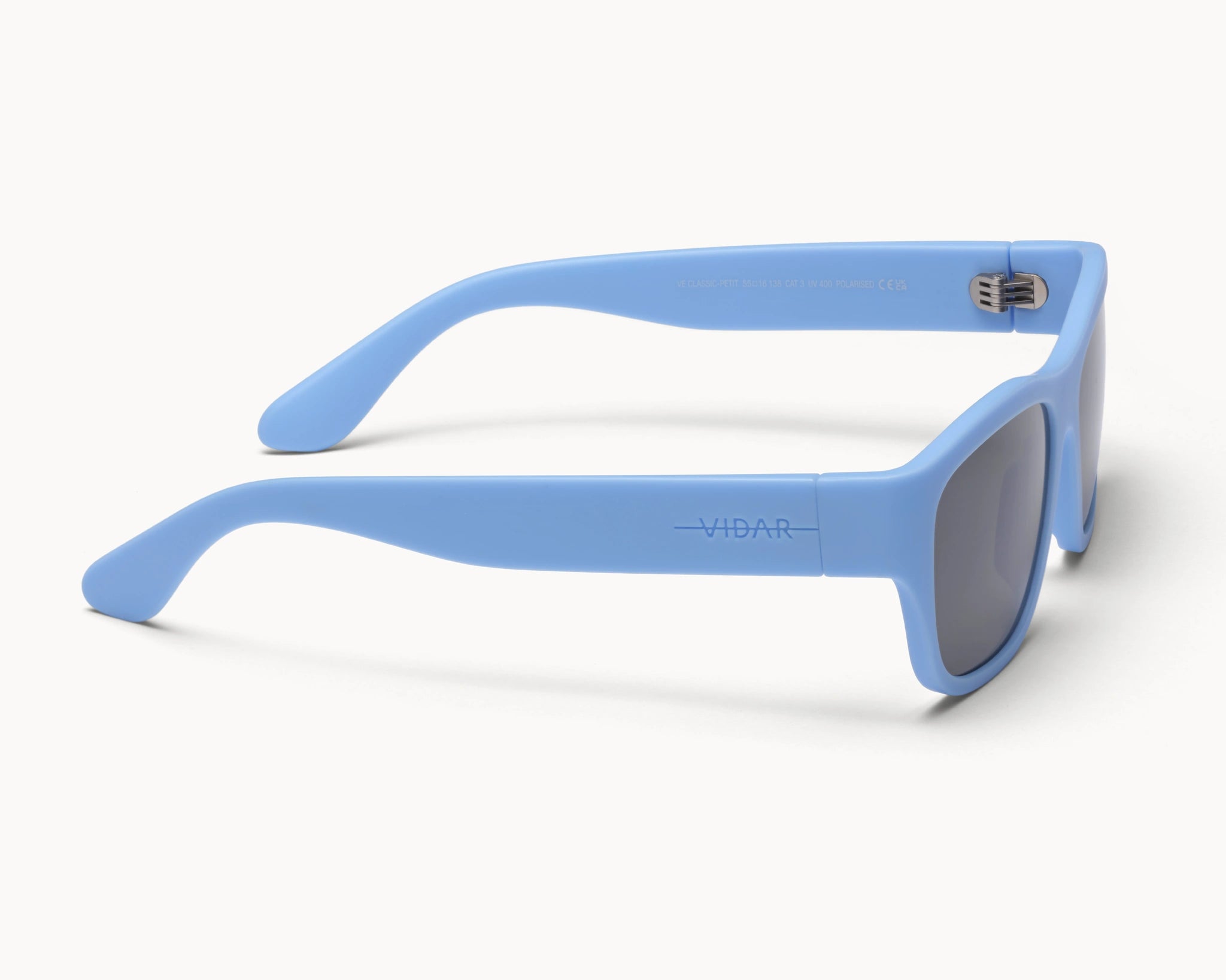 VIDAR EYEWEARs sofistikerte og bærekraftige Classic Petit solbriller i blå med grå glass